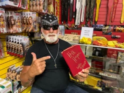 Hogan's Beach Shop Ring Worn Knee Pad Straight From Hogans Vault SIGNED